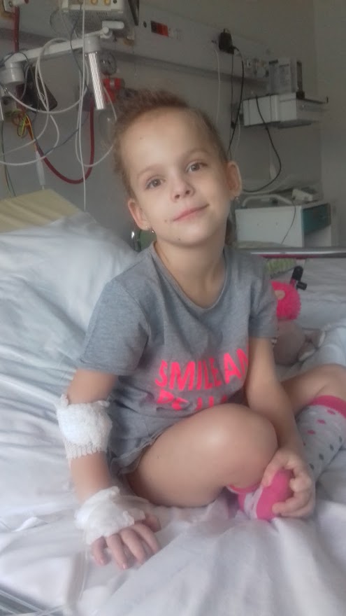 Zuzia jako nastolatka siedzi na łóżku szpitalnym